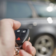 fabryczny alarm samochodowy