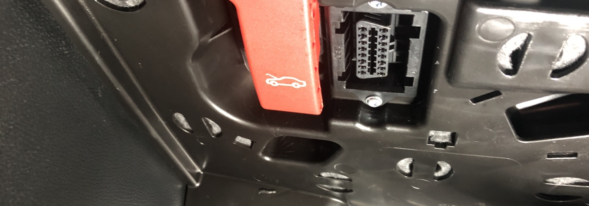 złącze diagnostyczne umieszczone w wygodnym miejscu poniżej deski rozdzielczej obok klamki otwierania klapy silnika