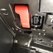 złącze diagnostyczne umieszczone w wygodnym miejscu poniżej deski rozdzielczej obok klamki otwierania klapy silnika