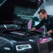Mechanik w profesjonalnym warsztacie pracuje przy silniku luksusowego auta. Nad maską widnieje cyfrowy hologram z napisem Tryb Serwisowy Aktywny i PIN Unknown, symbolizujący dyskrecję zabezpieczeń autosecurity.pl.